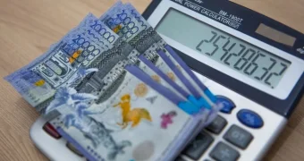 Кому из казахстанцев выплатят по 208 тысяч тенге