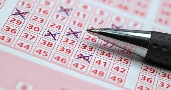 Женщина вышла на работу в выходной и выиграла миллион долларов в лотерею