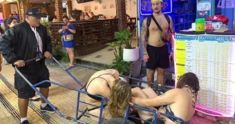 Полицейский отвез пьяных туристок в отель на тележке