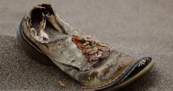 Почему нельзя хранить старую обувь в прихожей: тайны энергетики вещей