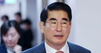 Глава минобороны Южной Кореи извинился за военное положение и подал в отставку