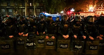 "Мы проснулись в России". Неделя протестов в Грузии закончилась обысками и задержаниями