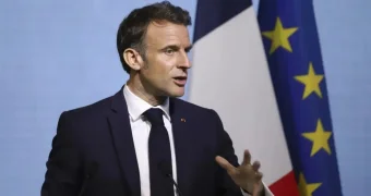 Макрон принял отставку правительства Франции после вотума недоверия