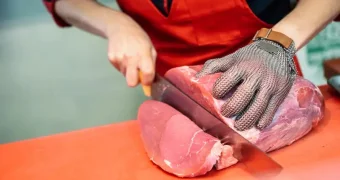 В Атырау обнаружили сибирскую язву на ножах в мясном павильоне