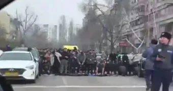Большая группа лиц перекрыла для молитвы проезжую часть в Алматы
