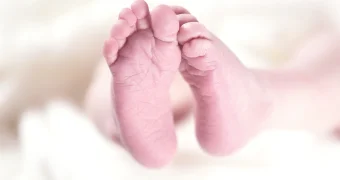 Несовершеннолетняя оставила новорожденного ребенка в мечети и скрылась