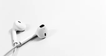 Врач предупредил о скрытой опасности наушников