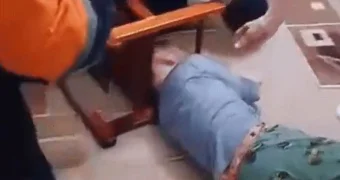 4-летний ребенок надел на голову стул и застрял