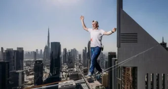 В Дубае канатоходец выполнил трюк на высоте более 200 метров. ВИДЕО