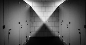 В Турции 15-летняя школьница родила в туалете и бросила младенца в унитазе