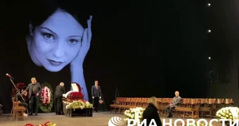 Сын от Ефремова и еще трое детей Добровольской пришли на прощание с ней