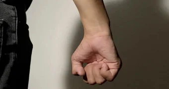 Мать несовершеннолетнего хулигана оштрафовали в Актау