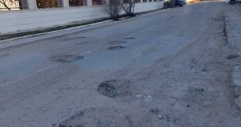 Залатать дорожные ямы у храма просят жители Актау