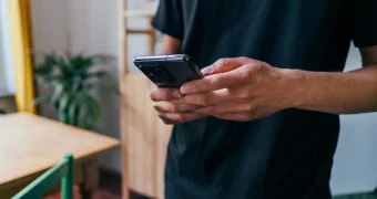 Парень проверил телефон с утра и обнаружил 20 жутких посланий