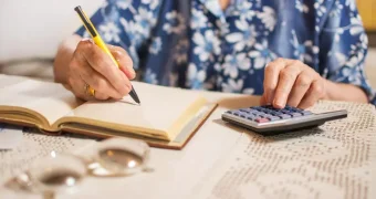 Какую пенсию назначат, если использовать пенсионные накопления в Казахстане