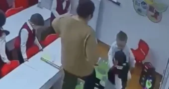 Воспитатель пнула ребенка в Атырау (ВИДЕО)