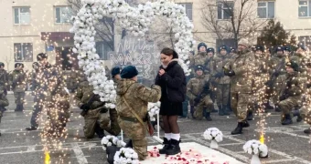 Гвардеец из Шымкента сделал предложение во время присяги