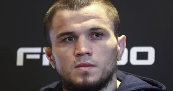 Нурмагомедов сломал руку в бою с Двалишвили (фото)