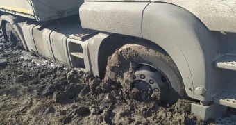 Автомобиль с гражданами Туркменистана застрял в грязи в Мангистау