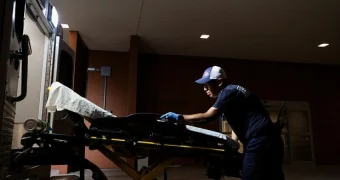 Весящая 150 килограммов женщина решила наказать приемного сына и случайно раздавила его