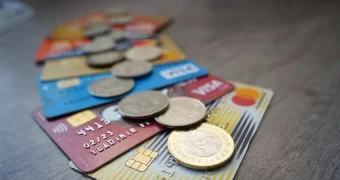 Почему некоторые банки перестали выдавать карты иностранцам в Казахстане