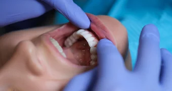 Врач объяснил, как распознать у себя заболевания по цвету языка