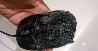 Игровая мышь прожгла стол геймера и сама сгорела без видимых причин