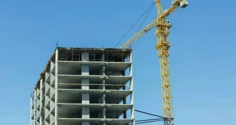 Трагедия на стройке в Атырау: два рабочих упали с пятого этажа, один погиб