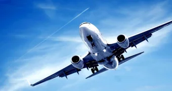 Пассажирке заклеили рот скотчем на борту самолета