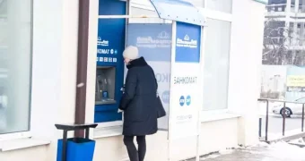 Не будьте в их числе. Эту ошибку после снятия наличных в банкомате допускают миллионы людей