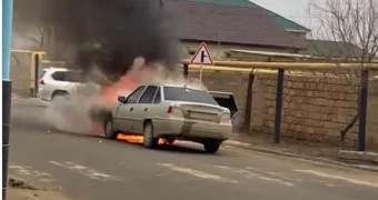 В Бейнеу полностью сгорел автомобиль