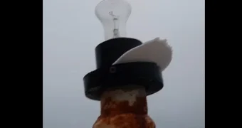 «Варвары»: неизвестные разбили все плафоны фонарей на пирсе в Актау