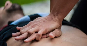 Внезапная остановка сердца грозит каждому: врач рассказала, какие симптомы предвещают приступ