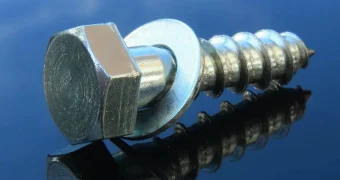 Учитель в Павлодаре воткнул своему ученику в спину шуруп