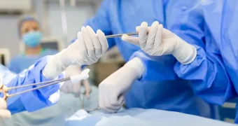 Скандально известный гинеколог вернулась на работу после праздника в операционной