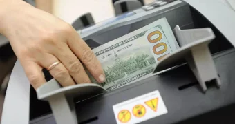 Зачем Нацбанк публикует курс доллара, который отличается от цен в обменниках Казахстана