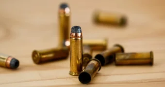 Полицейский застрелил помилованного Трампом американца