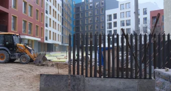 Жители Актау жалуются на захват территории застройщиком. Компания объяснила свои действия