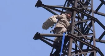 “За что меня уволили?“: бывший полицейский снова залез на опору ЛЭП