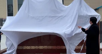 Памятник казахским биям установили перед одним из судов в Мангистау