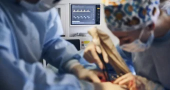 Женщина проглотила мобильный телефон родственника и не выжила