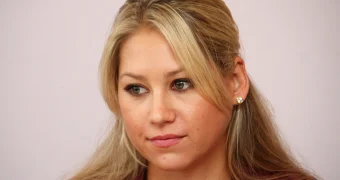 Экс-теннисистку Курникову заметили в инвалидном кресле