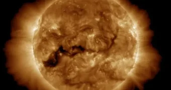 Солнце повернулось к Земле огромной корональной дырой: чем это грозит человечеству