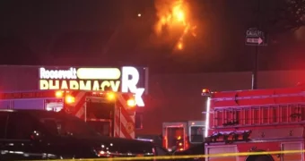 Самолёт с больным ребёнком на борту разбился рядом с торговым центром в Филадельфии. Видео