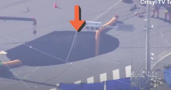 Водителя грузовика, провалившегося в яму в Японии, ищут четвертый день (ВИДЕО)