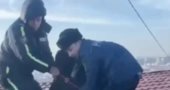 Полицейские сняли с крыши многоэтажки в Атырау парня, который хотел спрыгнуть