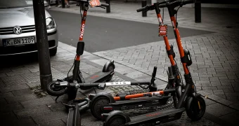 Могильщикам московских кладбищ для работы выдали электросамокаты