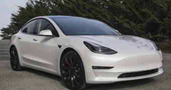 В Казахстане владельцы электромобилей Tesla спешат от них избавиться - СМИ