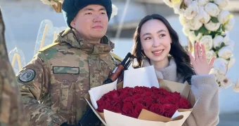Солдат сделал предложение своей девушке на военной присяге в Актау