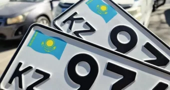Новый стандарт? Необычный госномер заметили на авто в Алматы